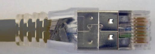 Modularstecker mit angeschlagener Leitung