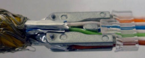 Modularstecker mit angeschlagener Leitung, Detail